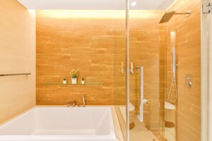 Luxury Apartment, 2 Bedrooms, Balcony, Sea View | Bathroom | Rainfall showerhead, designer toiletries, hair dryer, bathrobes - Contemporary 2 BR in Bluewaters Island (Dubai)