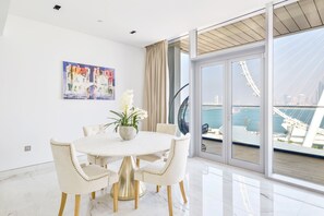 Dining room - Contemporary 2 BR in Bluewaters Island (Dubai)