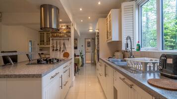 Een koelkast, een magnetron, een oven, een vaatwasser