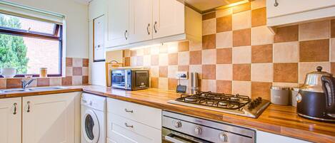 Geladeira, micro-ondas, fogão, torradeira