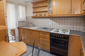 Full-sized fridge, oven, cookware/dishes/utensils