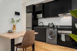 Réfrigérateur, four à micro-ondes, un four, surface de cuisson