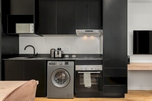 Réfrigérateur, four à micro-ondes, un four, surface de cuisson