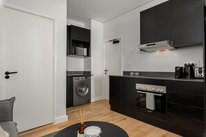 Frigorifero, microonde, forno, piano cottura