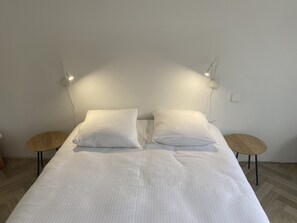 4 quartos, ferros/tábuas de passar roupa, berço de viagem