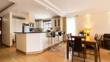 3- Bedroom apartment | Private kitchen | Full-size fridge, microwave, oven, stovetop