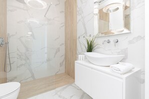 Appartamento, 1 camera da letto, balcone | Bagno | Doccia, set di cortesia gratuito, asciugamani, carta igienica