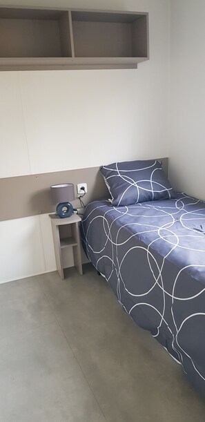 3 bedrooms, iron/ironing board, travel crib, internet