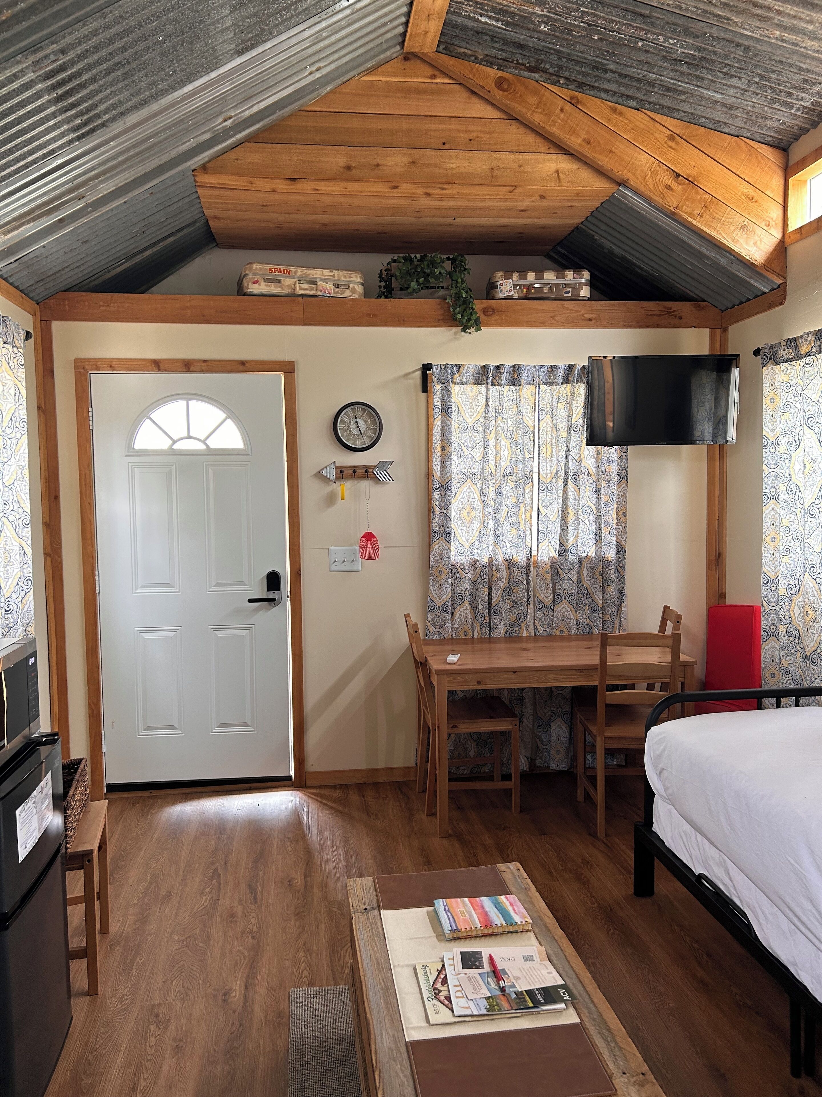 1 habitación, tabla de planchar con plancha, wifi y ropa de cama 