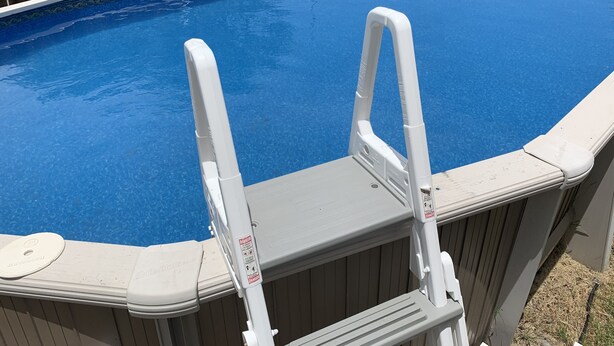 An above-ground swimming pool with a white ladder. - Bay View Bungalow by the Pier - Swimming Pool and Pet Friendly - 30 Day Listing (Norfolk)