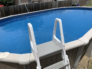 An above-ground swimming pool with a white ladder. - Bay View Bungalow by the Pier - Swimming Pool and Pet Friendly - 30 Day Listing (Norfolk)