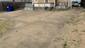 A residential driveway with a wooden fence and a house in the background. - Bay View Bungalow by the Pier - Swimming Pool and Pet Friendly - 30 Day Listing (Norfolk)