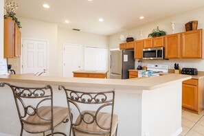 冷蔵庫、電子レンジ、オーブン、コンロ