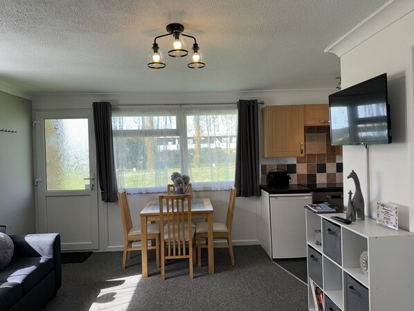 Smart-tv, dvd-spelare och böcker