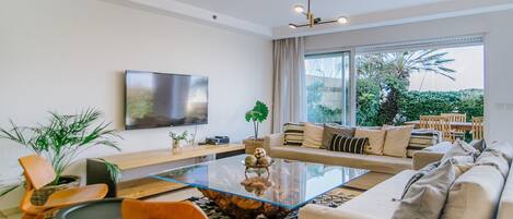 Apartment | Wohnzimmer | 43-Zoll-Flachbildfernseher mit Digitalempfang, Fernseher, Netflix