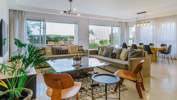 Apartment | Wohnzimmer | 43-Zoll-Flachbildfernseher mit Digitalempfang, Fernseher