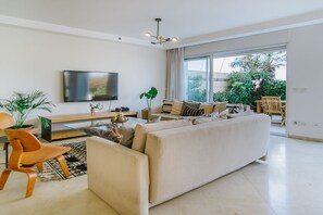 Apartment | Living area | 43-inch flat-screen TV with digital channels, TV, Netflix