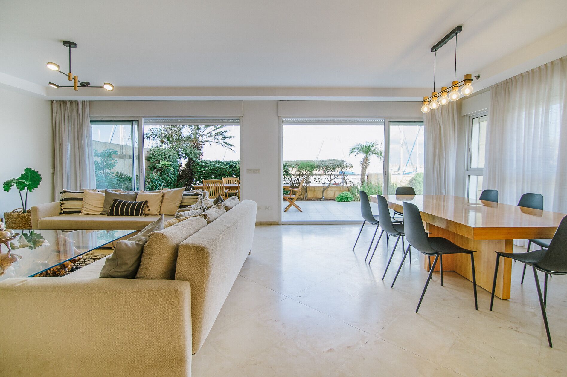 Apartment | Wohnzimmer | 43-Zoll-Flachbildfernseher mit Digitalempfang, Fernseher