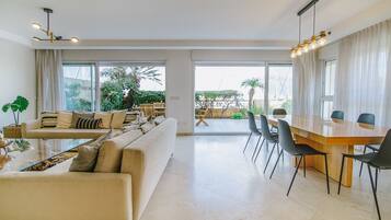 Apartment | Wohnzimmer | 43-Zoll-Flachbildfernseher mit Digitalempfang, Fernseher