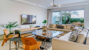 Apartment | Living area | 43-inch flat-screen TV with digital channels, TV, Netflix