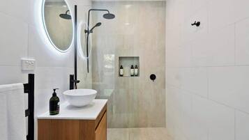 Baignoire, articles de toilette écologiques, sèche-cheveux