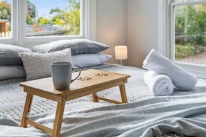 3 slaapkamers, een bureau, een strijkplank/strijkijzer, reisbedje