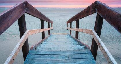 'Salt and Sand" Beach House, 10 min to Airport