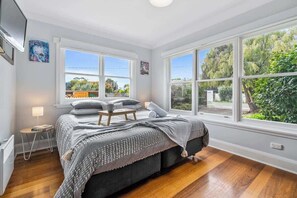 3 soverom, skrivebord, strykejern/-brett og reiseseng for barn