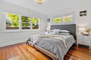 3 soverom, skrivebord, strykejern/-brett og reiseseng for barn