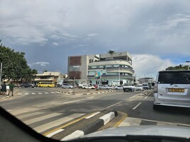 Un edificio de varios pisos con un diseño moderno, que combina fachadas de vidrio y concreto.
