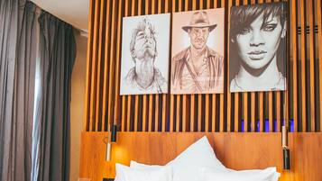 Junior-Suite, 1 Schlafzimmer, Balkon, Stadtblick | 1 Schlafzimmer, Minibar, Zimmersafe, laptopgeeigneter Arbeitsplatz