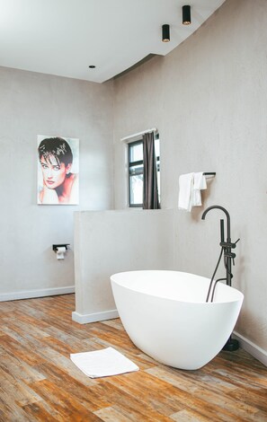 Junior Suite, 1 Bedroom, Balcony, City View | Bathroom | Slippers, towels - Burundi Palace Boutique Hotel (Bujumbura)