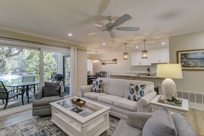 Living area - 2313 Racquet Club at The Sea Pines Resort (Hilton Head Island)