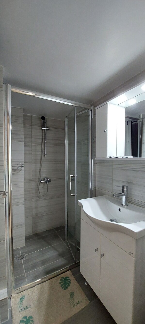 City Apartment | Bathroom | Shower, hair dryer, towels - Cozy Apartment in Nea Smyrni  (Nea Smirni)