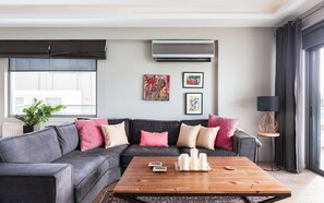 Smart TV, fireplace
