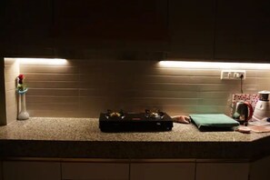 Fridge, microwave, stovetop, electric kettle - 3BHK Entire Luxurious Nest with Hi-Speed Wifi, AC, Car Rental - Optional (Guwahati)