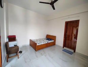 3 habitaciones, caja de seguridad en la habitación y escritorio