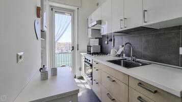 Apartamento (1 Bedroom) | Cozinha privada | Micro-ondas, fogão, cooktop, chaleira elétrica