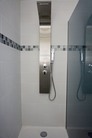 シャワー、ヘアドライヤー、タオル、トイレットペーパー