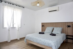 2 chambres, fer et planche à repasser, lit de bébé portatif