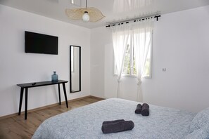 2 makuuhuonetta, silitysrauta/-lauta, vauvan matkasänky, vuodevaatteet