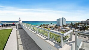 A balcony with a clear view of the ocean and a cityscape. - Costa Hollywood Beach Studios (Hollywood)