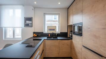 Een koelkast, een microgolfoven, een oven, een vaatwasser