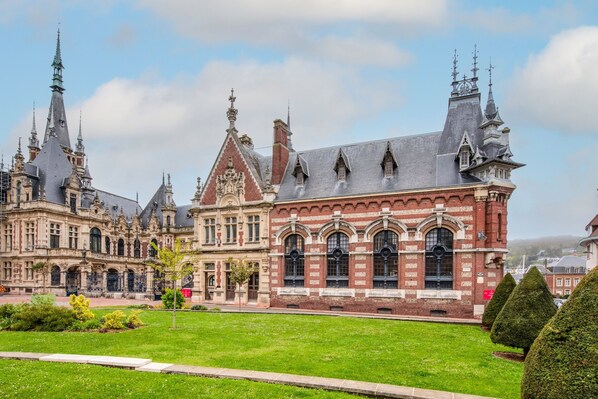 Een historisch pand met een ruime binnenplaats, versierde architectuur en een opvallende klokkentoren.