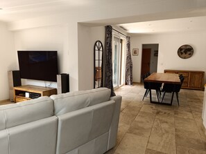 TV - Maison Entre mer et Montagne - Piscine et Jacuzzi (Grasse)