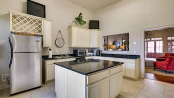 Coffee/tea maker, fridge, microwave, stovetop