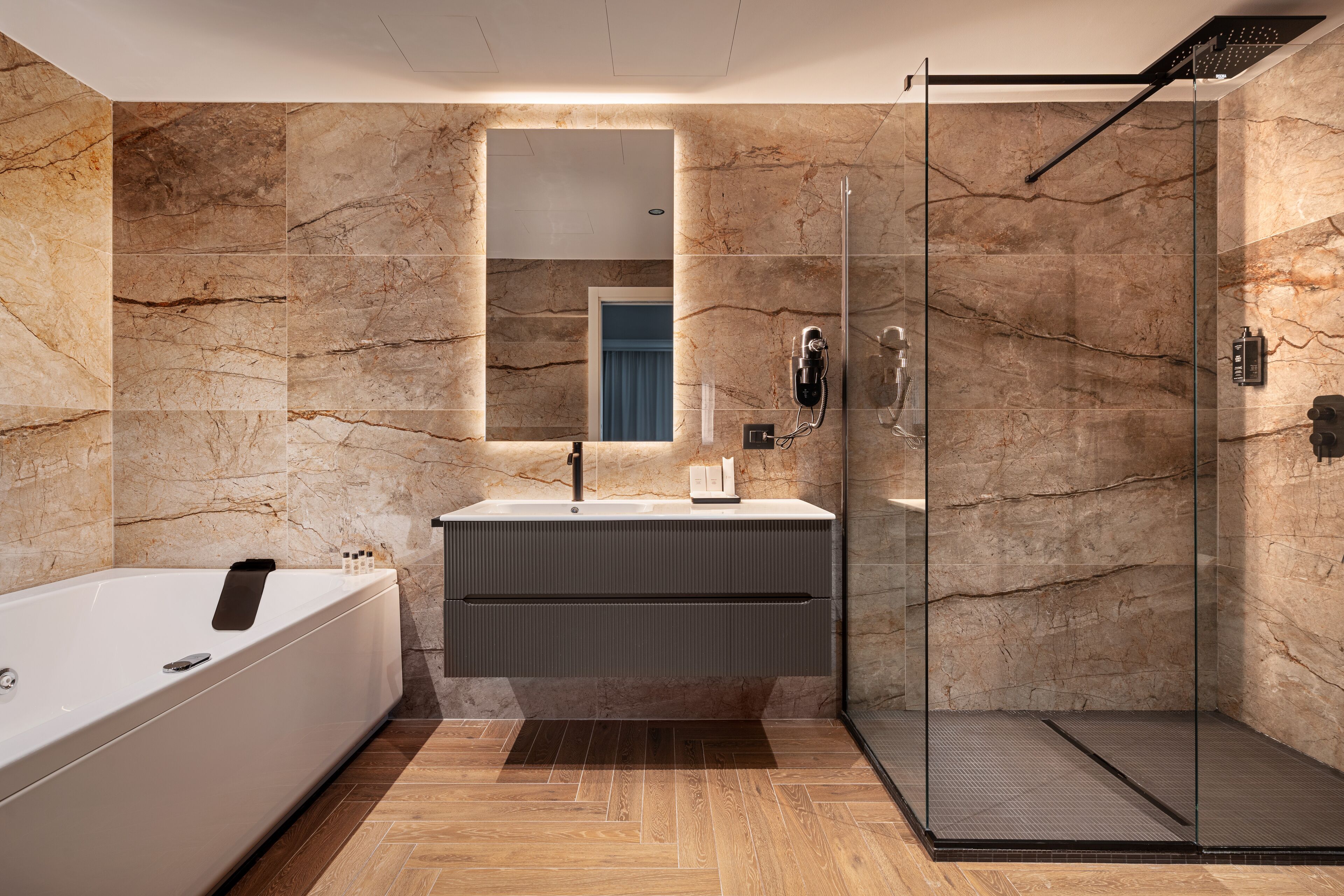 Junior Suite | Bathroom | Separate bathtub and shower, hydromassage showerhead, free toiletries