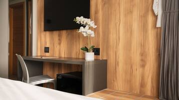 Classic-Dreibettzimmer | Hochwertige Bettwaren, Zimmersafe, Schreibtisch, kostenloses WLAN