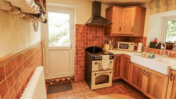 Cottage | Private kitchen | Fridge, dishwasher, electric kettle, toaster