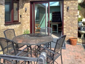 Outdoor dining - 2 bedroom accommodation in Anderby Creek (Anderby Creek)